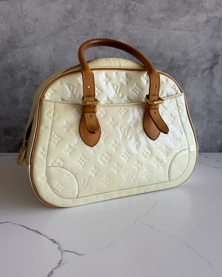 No Reserve - 2007 Louis Vuitton Accessories Summit Drive Perle Handbag 12 × 9 × 6in Leather Gold-Tone Hardware Leather Straps (Perle)