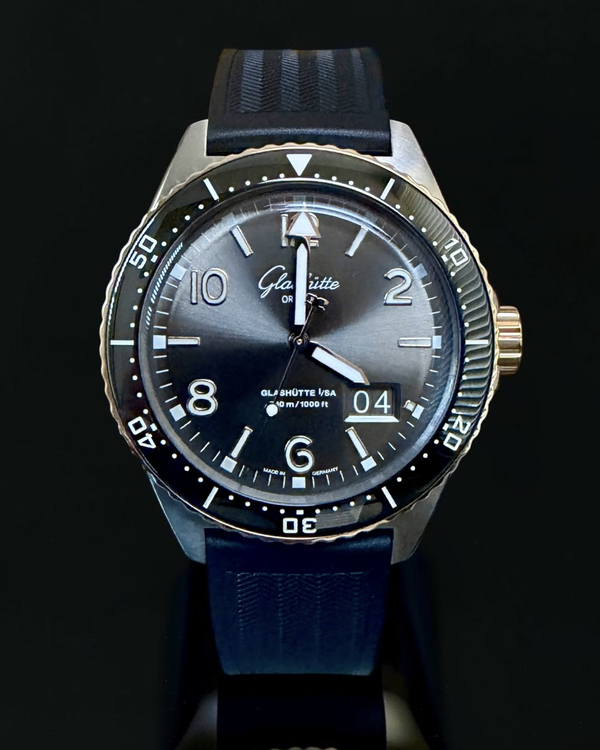 2022 Glashütte Original SeaQ Panorama Date 43.2MM Grey Dial Rubber Strap (1-36-13-04-91-33)