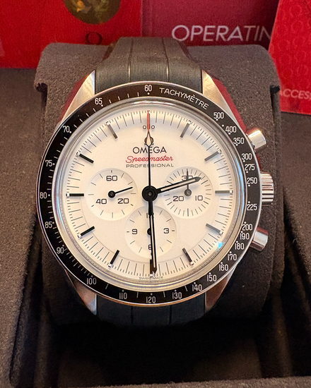 2024 Omega Speedmaster Professional Moonwatch 42MM White Dial Rubber Strap (310.32.42.50.04.001)