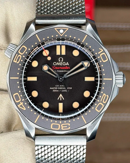 2021 Omega Seamaster Diver 300M "007" 42MM Brown Dial Titanium Bracelet (210.90.42.20.01.001)