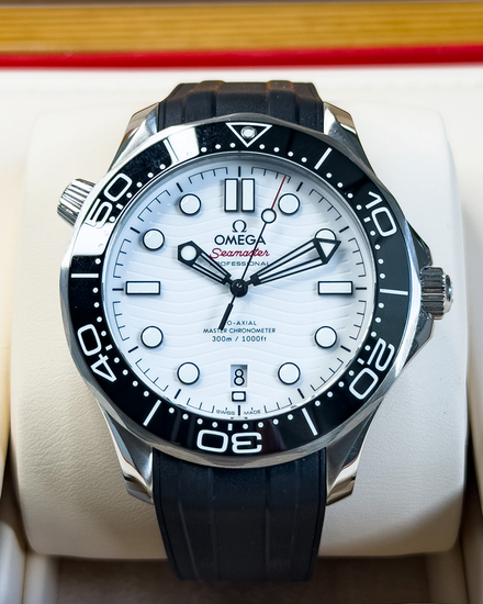 2022 Omega Seamaster Diver 300M 42MM White Dial Rubber Strap (210.32.42.20.04.001)