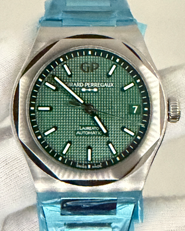2025 Girard Perregaux Laureato 42MM Green Dial Steel Bracelet (81010-11-3153-1CM)