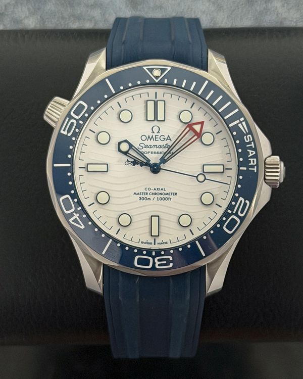 No Reserve - 2026 Omega Seamaster Diver 300M 42MM White Dial Rubber Strap (210.32.42.20.04.002)