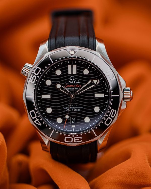 2024 Omega Seamaster Diver 300M 42MM Black Dial Rubber Strap (210.32.42.20.01.001)