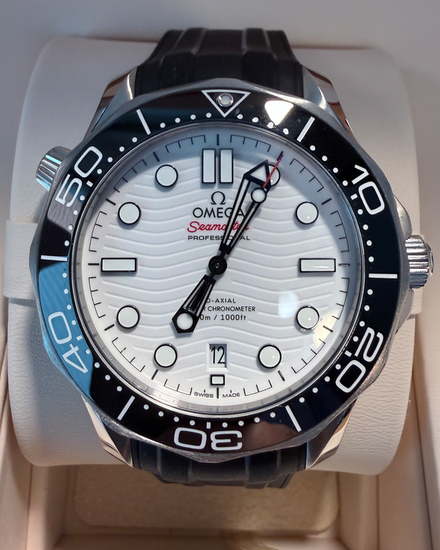No Reserve - 2024 Omega Seamaster Diver 300M 42MM White Dial Rubber Strap (210.32.42.20.04.001)