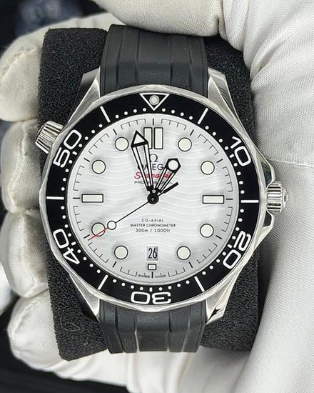 No Reserve - 2021 Omega Seamaster Diver 300M 42MM White Dial Rubber Strap (210.32.42.20.04.001)