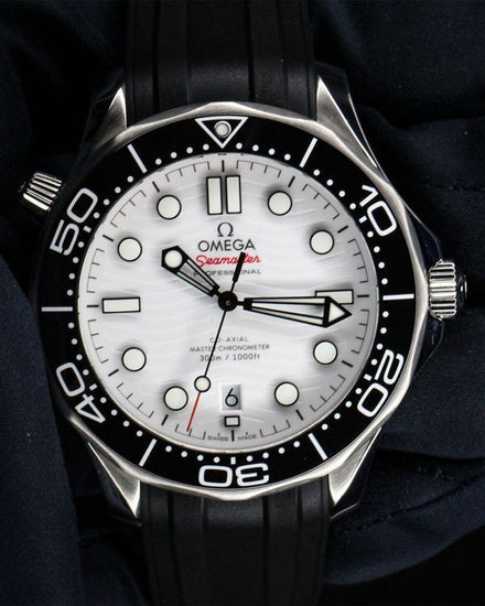 No Reserve - 2025 Omega Seamaster Diver 300M 42MM White Dial Rubber Strap (210.32.42.20.04.001)