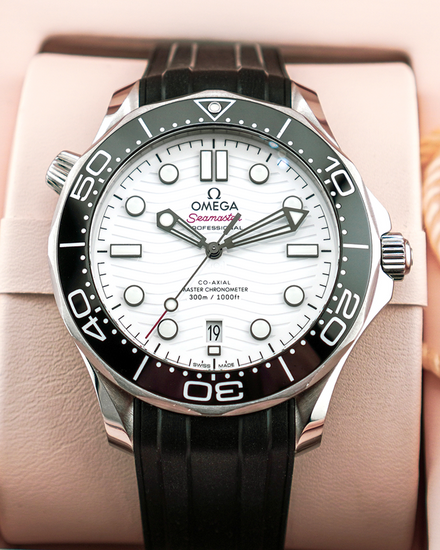 No Reserve - 2022 Omega Seamaster Diver 300M 42MM White Dial Rubber Strap (210.32.42.20.04.001)