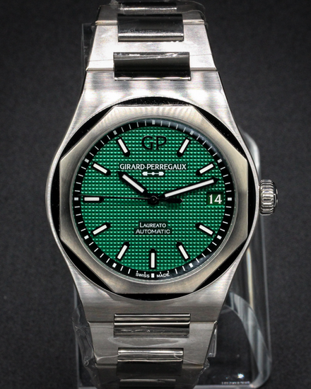 No Reserve - 2025 Girard Perregaux Laureato 42MM Green Dial Steel Bracelet (81010.11.3153.1CM)