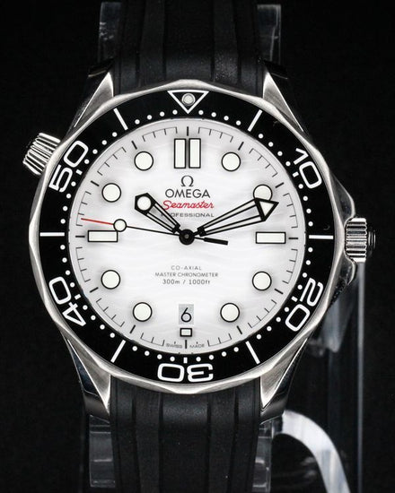 No Reserve - 2025 Omega Seamaster Diver 300M 42MM White Dial Rubber Strap (210.32.42.20.04.001)