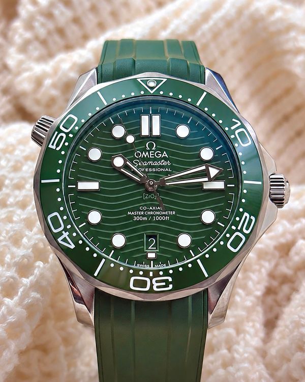 2025 Omega Seamaster Diver 300M "Seaweed" 42MM Green Dial Rubber Strap (210.32.42.20.10.001)