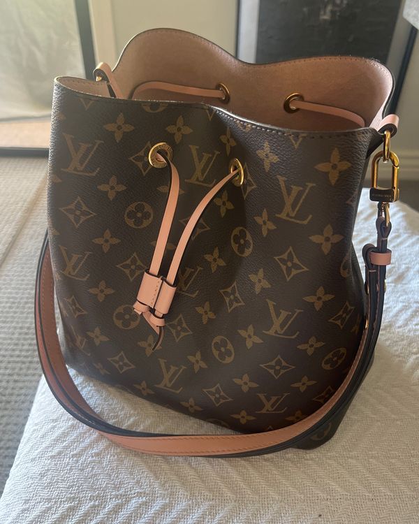 Louis Vuitton NéoNoé MM Rose Poudre Coated Monogram Canvas Gold-Tone Hardware Leather Strap (NéoNoé)