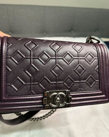 Chanel Boy Flap Arabesque Small Plum Leather Silver-Tone Hardware Leather/Chain Strap (A67429Y0416791623)