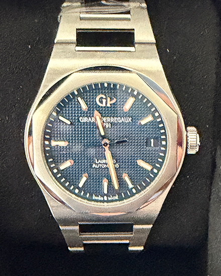 2023 Girard Perregaux Laureato 42MM Blue Dial Steel Bracelet (81010-11-431-11A)