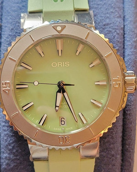 No Reserve - 2026 Oris Aquis Date 36.5MM Mother of Pearl Dial Rubber Strap (01 733 7770 4157)