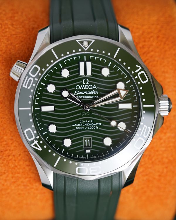 No Reserve - 2026 Omega Seamaster Diver 300M "Seaweed" 42MM Green Dial Rubber Strap (210.32.42.20.10.001)