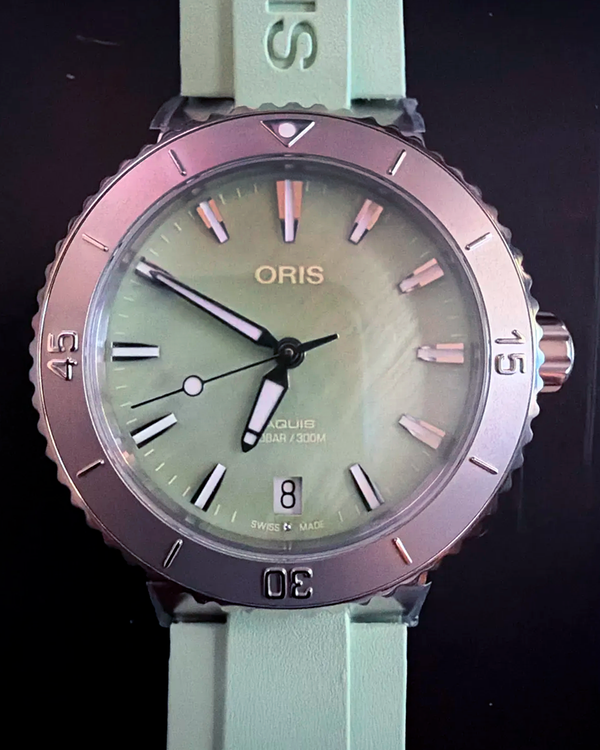 No Reserve - 2026 Oris Aquis Date 36.5MM Mother of Pearl Dial Rubber Strap (01 733 7770 4157)