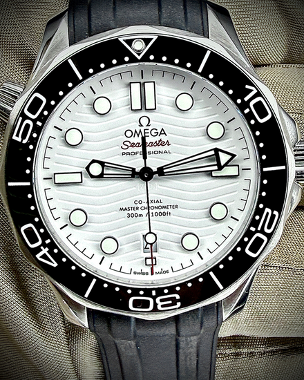 No Reserve - 2023 Omega Seamaster Diver 300M 42MM White Dial Rubber Strap (210.32.42.20.04.001)