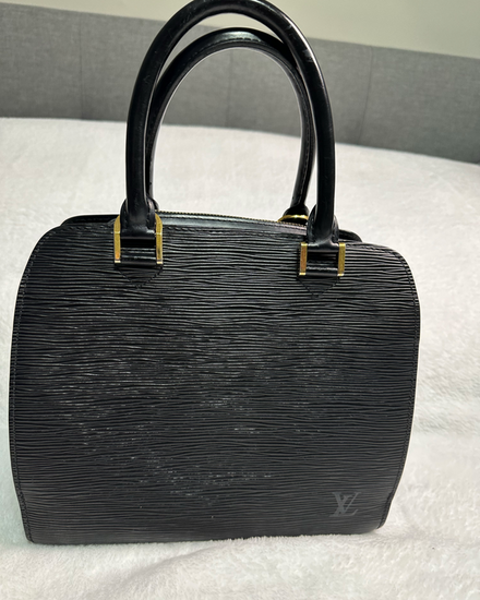 No Reserve - Louis Vuitton Pont Neuf PM Noir Epi Leather Gold-Tone Hardware Leather Strap (M52052)