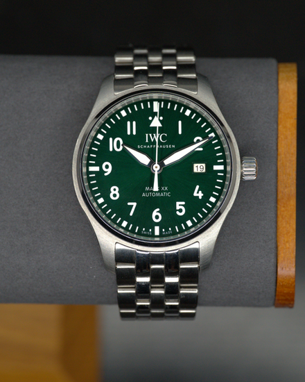 2025 IWC Schaffhausen Pilot 40MM Green Dial Steel Bracelet (IW328206)