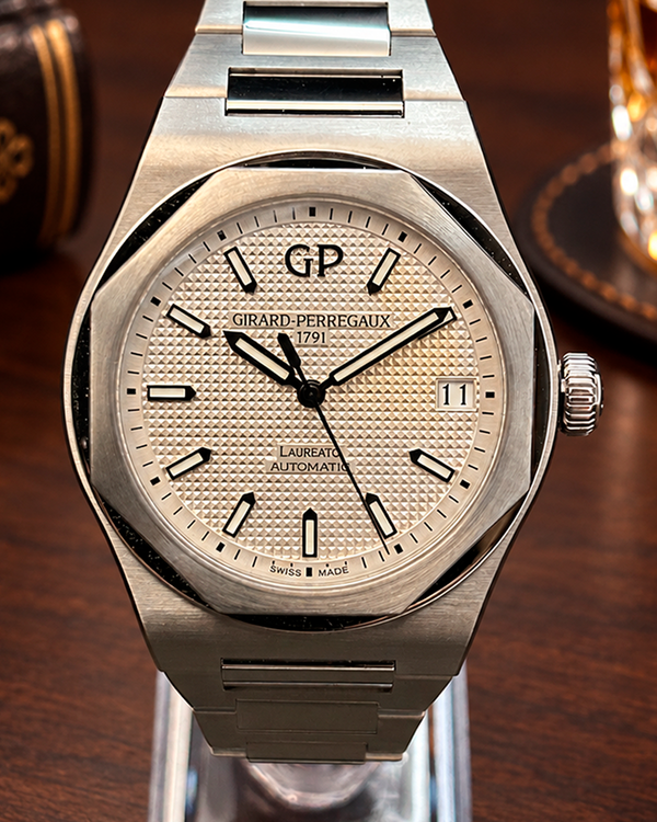 No Reserve - Girard Perregaux Laureato (81010-11-131-11A)