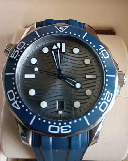 2020 Omega Seamaster Diver 300M 42MM Grey Dial Rubber Strap (210.32.42.20.06.001)