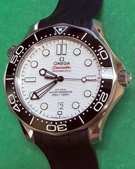 2025 Omega Seamaster Diver 300M 42MM White Dial Rubber Strap (210.32.42.20.04.001)