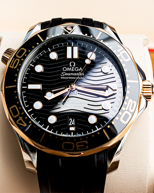 2019 Omega Seamaster Diver 300M 42MM Sedna Gold Black Dial Rubber Strap (210.22.42.20.01.002)