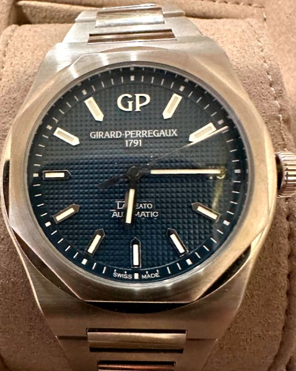 2021 Girard-Perregaux Laureato Stainless Steel Case Blue Dial (81010-11-431-11A)